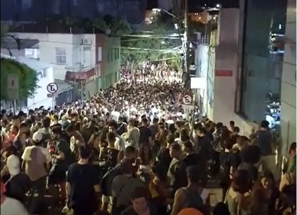 Pessoas lotaram o Centro de Florian&oacute;polis. – Foto: Reprodu&ccedil;&atilde;o/ND