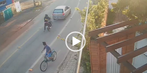 Acidente aconteceu nesta sexta-feira (18), na estrada Timb&eacute;, em Joinville – Foto: Reprodu&ccedil;&atilde;o V&iacute;deo