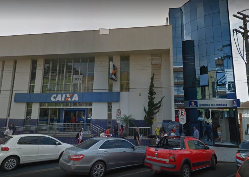 V&iacute;tima sa&iacute;a da lot&eacute;rica com um malote em m&atilde;os no momento em que foi assaltada – Foto: Reprodu&ccedil;&atilde;o Google Maps/ND