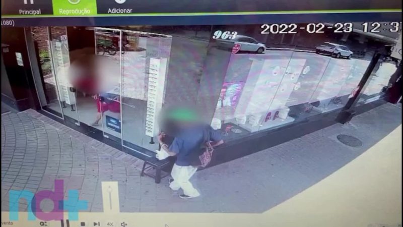 Homem &eacute; flagrado furtando &aacute;lcool gel de loja de Blumenau – Foto: Reprodu&ccedil;&atilde;o/ND
