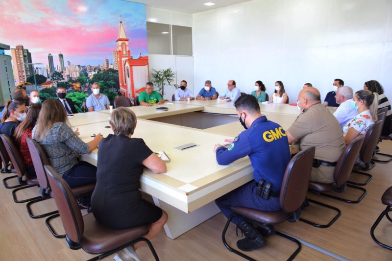 Reuni&atilde;o ocorreu na sede da Prefeitura de Chapec&oacute; &mdash; Foto: Leandro Schmidt/Prefeitura de Chapec&oacute;/ND