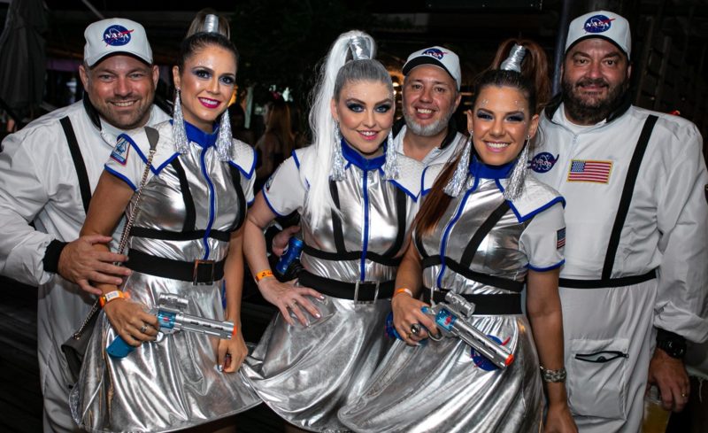 Da esq. para dir.: Rodrigo Prazeres e M&ocirc;nica Prazeres, Fl&aacute;via Koerich e Murilo Mafra, D&eacute;bora Piangers e Marcos Lacau no Baile Municipal da Ra&ccedil;a 2020 – Foto: Adriel Douglas/Divulga&ccedil;&atilde;o/ND