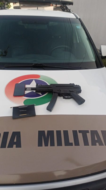 Metralhadora utilizada no crime &#8211; Foto: Polícia Militar de Palhoça/Divulgação/ND