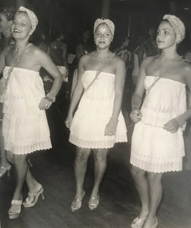 Da esq. para dir.: as irm&atilde;s Roxane e Cristina Piazza com Solange Reikdal na &uacute;ltima noite de Carnaval de 1978, no Clube Doze de Agosto – Foto: Foto Studio/Divulga&ccedil;&atilde;o/ND