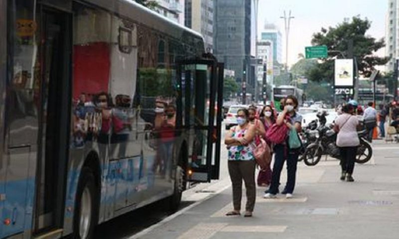 Fila para pegar &ocirc;nibus – Foto: Rovena Rosa/ Ag&ecirc;ncia Brasil