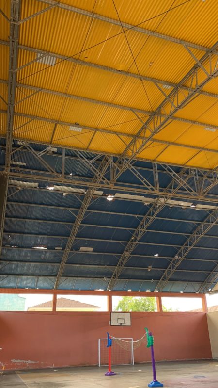 cobertura da quadra de esportes está com buracos