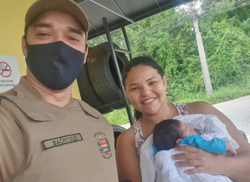 Policial Bachtold que tamb&eacute;m estava na equipe e ajudou a salvar a crian&ccedil;a para al&iacute;vio da m&atilde;e. –&nbsp; Foto: Divulga&ccedil;&atilde;o ND
