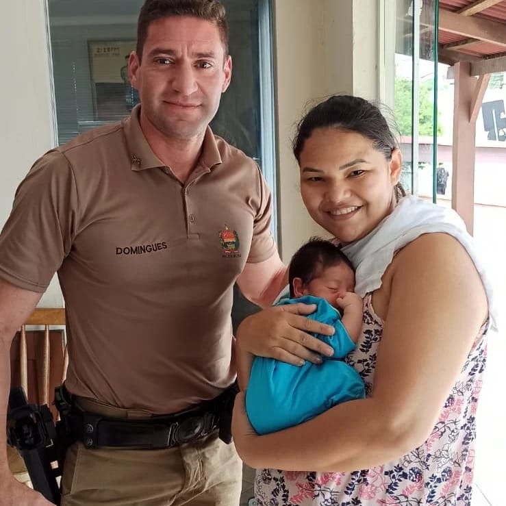 Cabo Domingues recebeu o beb&ecirc; engasgado e o salvou. – Foto: Divulga&ccedil;&atilde;o ND