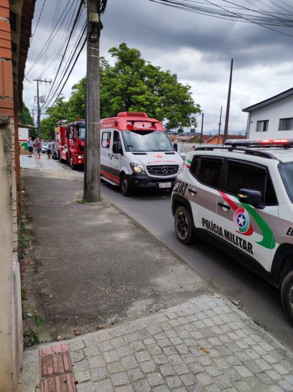 policiais e bombeiros no local