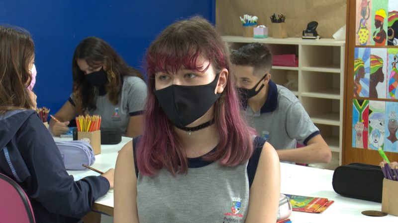 aluna dedicada que participa do concurso de desenho