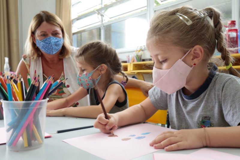 crianças em centros de educação em joinville