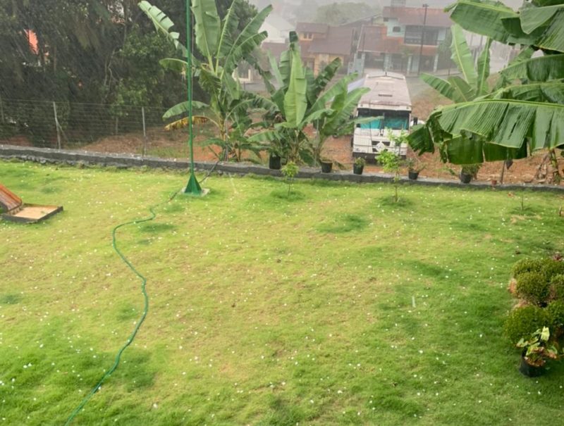 Granizo no in&iacute;cio da tarde desta segunda-feira, dia 14, em Joinville. – Foto: Divulga&ccedil;&atilde;o ND