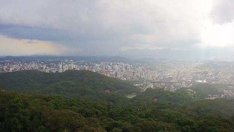 Nesta imagem, &eacute; poss&iacute;vel enxergar a nuvem sobre a regi&atilde;o central de Joinville – Foto: Reprodu&ccedil;&atilde;o v&iacute;deo/Divulga&ccedil;&atilde;o ND