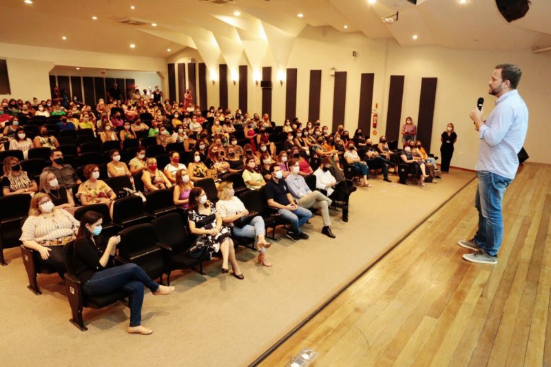 prefeito na reunião de volta às aulas em JOinville