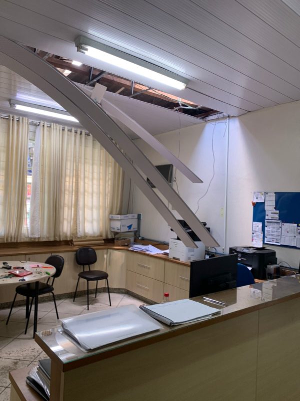 forro de uma escola cedeu 