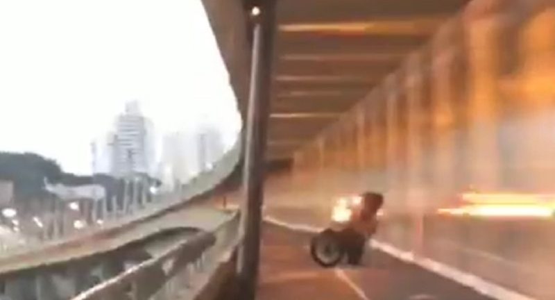 Assaltantes presos na passarela da ponte Pedro Ivo Campos nesta quinta (3) – Foto: Reprodu&ccedil;&atilde;o/GMF