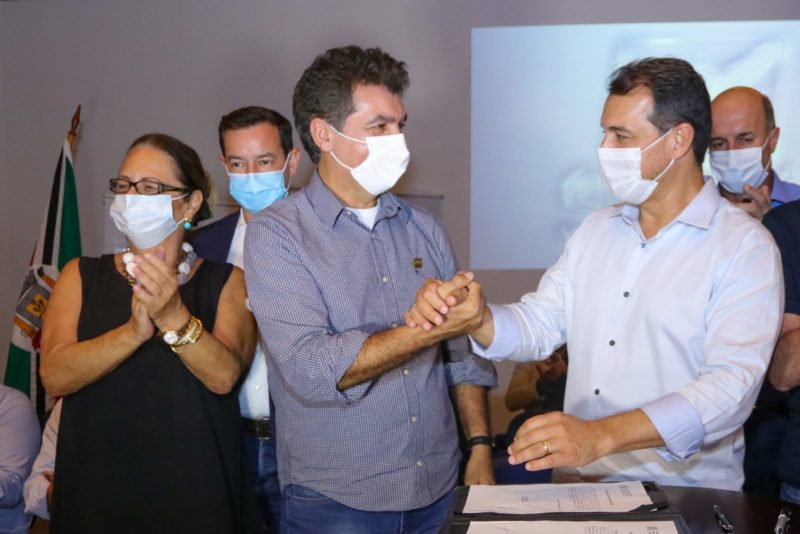O governador Carlos Moises participou da assinatura da ordem de servi&ccedil;o da obra no &uacute;ltimo dia 26. – Foto: Arquivo