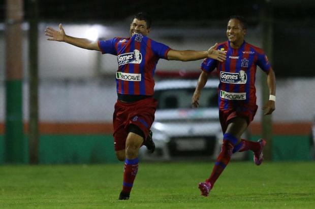 Schwenck comemora com a camisa rubro-anil. Atacante foi um dos artilheiros do s&eacute;culo no clube. – Foto: Divulga&ccedil;&atilde;o/CNMD