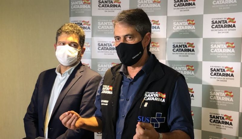 Secret&aacute;rio Andr&eacute; Motta Ribeiro (direita) acompanhado do superintendente Eduardo Mac&aacute;rio (esquerda) – Foto: Gabriela Milanezi/NDTV