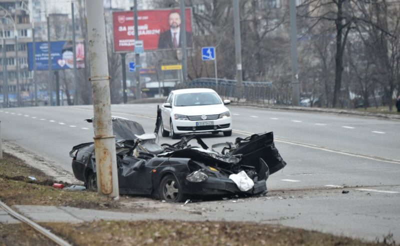 Ve&iacute;culo ucraniano destru&iacute;do durante conflito com as tropas russas em Kiev – Foto: Sergei Supinsky /AFP/ND