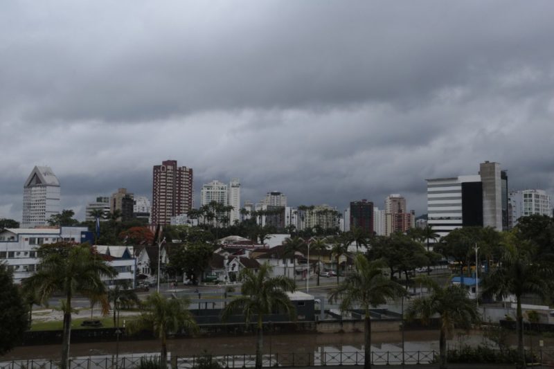 céu escuro em joinville
