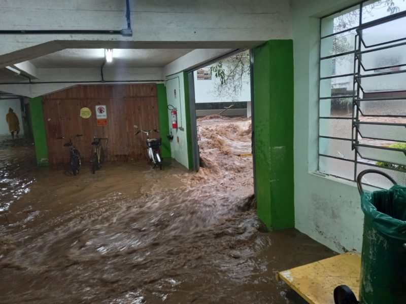 Água atingiu a garagem do prédio da prefeitura – Foto: Internet