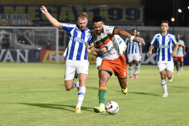 Ava&iacute; do zagueiro Alem&atilde;o perde para o Cambori&uacute; e entra na zona do rebaixamento. – Foto: Tiago Winter/CFC