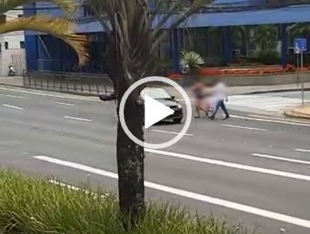 V&iacute;deo mostra fam&iacute;lia em travessia perigosa no Centro de Blumenau – Foto: Reprodu&ccedil;&atilde;o/Internet/ND