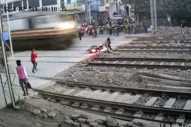 Flagrante mostra o momento em que motociclista joga a moto ao perceber a chegada do trem – Foto: Reprodu&ccedil;&atilde;o/YouTube