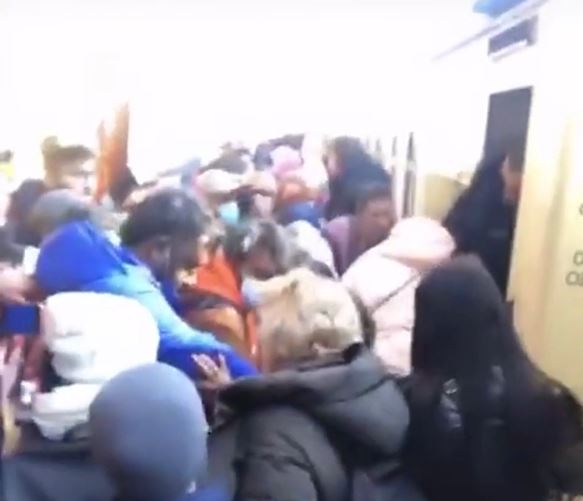Pessoas se amontoam para tentar entrar em trem e deixar Kiev, na Ucr&acirc;nia – Foto: Reprodu&ccedil;&atilde;o/Internet