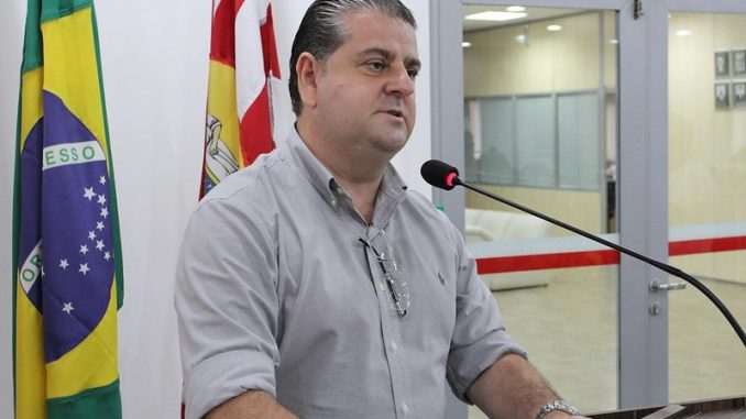 Vereador Tuca (Novo) &eacute; o autor de projetos que alteram leis sobre cobradores de &ocirc;nibus em Blumenau – Foto: Lucas Prud&ecirc;ncio/C&acirc;mara de Vereadores/ND