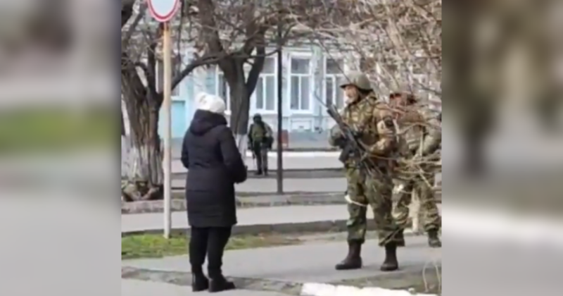 Confronto entre ucraniana e soldados russos viraliza na internet – Foto: Reprodu&ccedil;&atilde;o/Internet