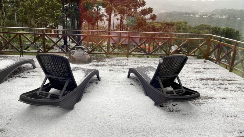 As pedras de granizo cobram as ruas do bairro – Foto: Internet/Reprodu&ccedil;&atilde;o/ND