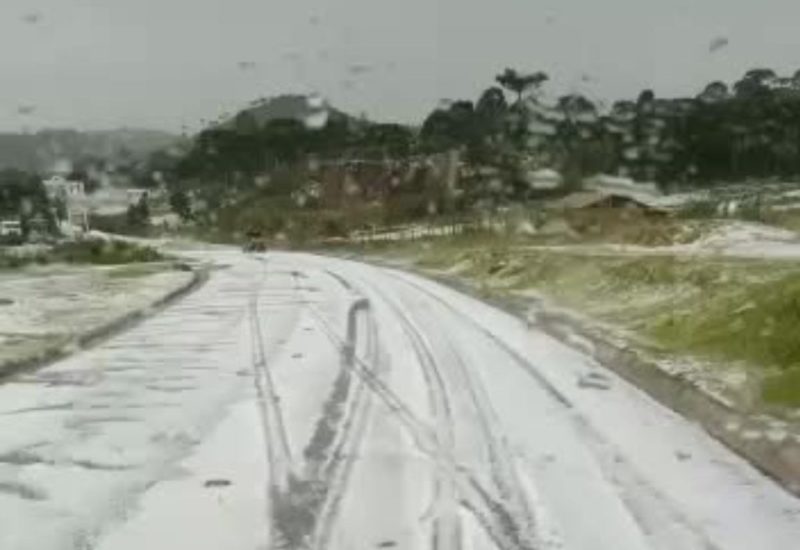 granizo em estrada de urupema