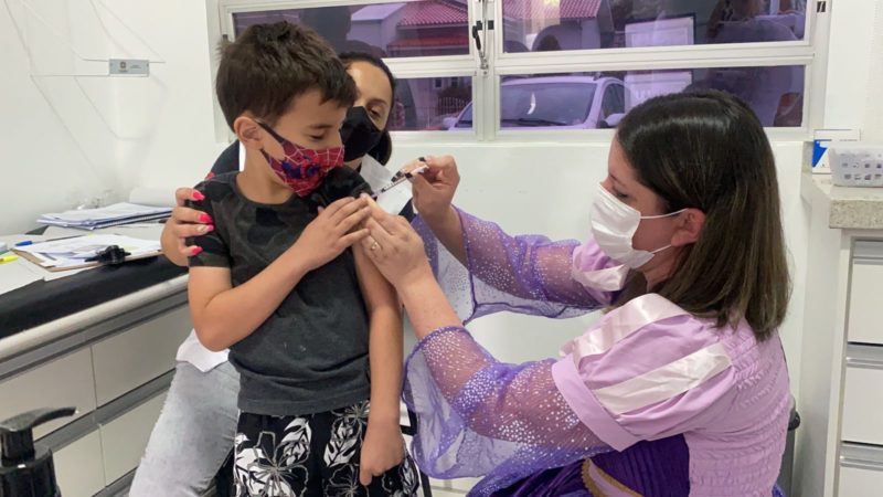 Prefeituras dispensam vacinação de Covid-19 para matrículas 
