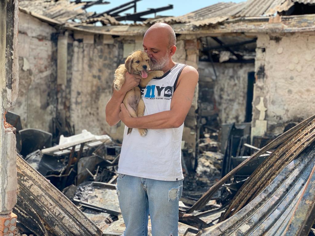 Cássio agora precisa de ajuda para reconstruir a oficina e a casa dele e de Pitoco, cãozinho resgatado do fogo - Jonas Roberto Binsfeld