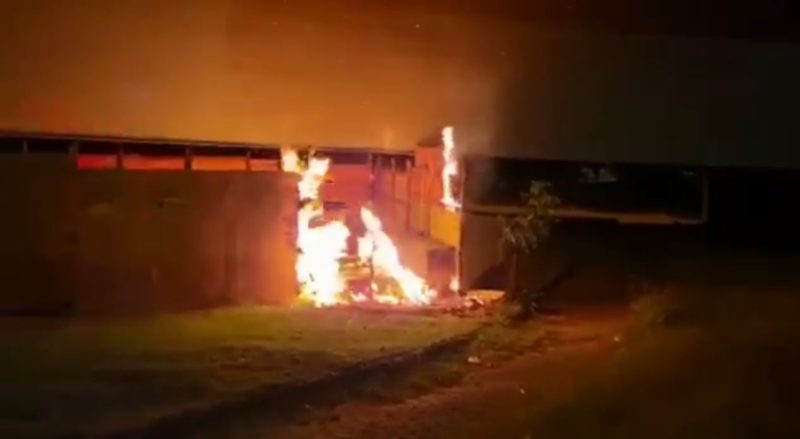 Canteiro de obras &eacute; de empresa que est&aacute; fazendo manute&ccedil;&atilde;o da tubula&ccedil;&atilde;o de g&aacute;s que passa pela ponte – Foto: GMF/Divulga&ccedil;&atilde;o/ND