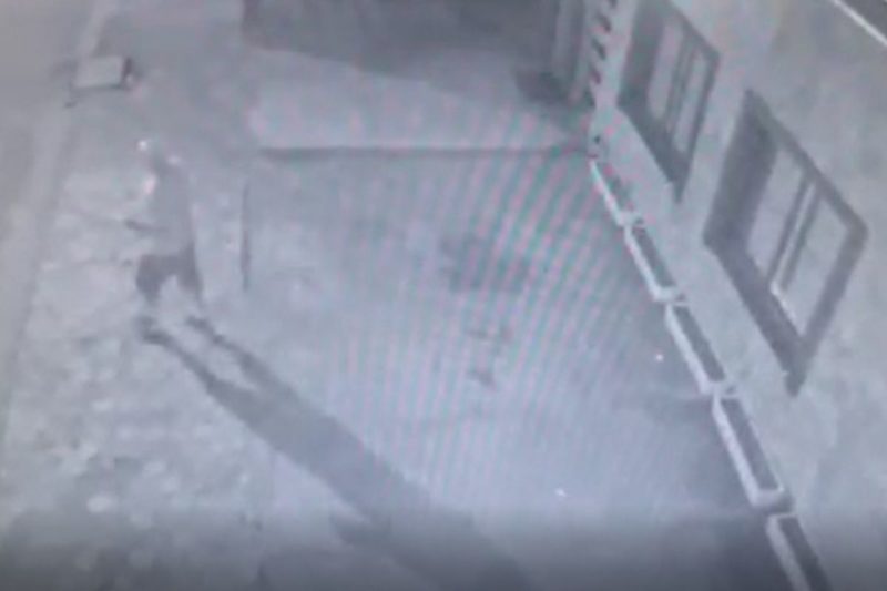 C&acirc;meras de seguran&ccedil;a flagraram homem esperando e rondando casa da v&iacute;tima – Foto: Reprodu&ccedil;&atilde;o/ND