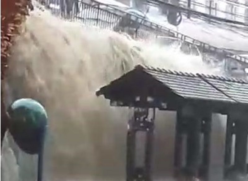 Enxurrada em Petr&oacute;polis – Foto: Reprodu&ccedil;&atilde;o