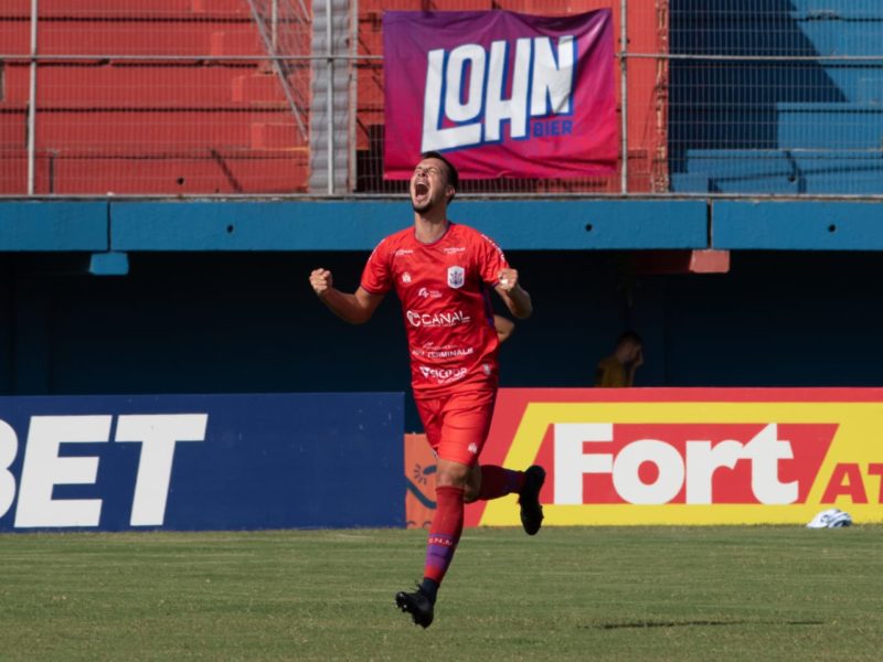 Zagueiro em tarde de artilheiro Rafael Klein vibra em um dos dois gols – Foto: Gustavo Medeiros /Divulga&ccedil;&atilde;o/CNMD