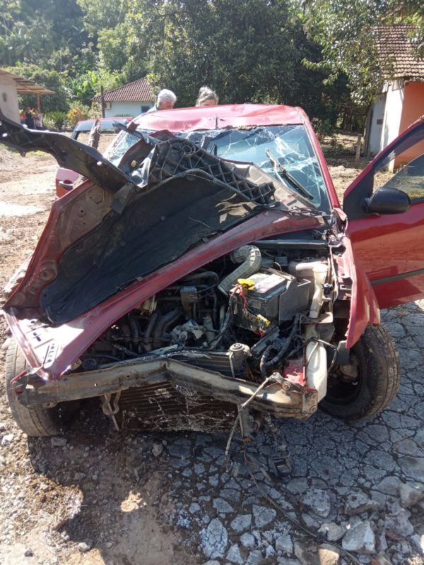 Carro ficou destru&iacute;do ap&oacute;s capotar na Estrada Ricardo Luiz Floriani, no bairro Nereu Ramos – Foto: Reprodu&ccedil;&atilde;o Internet