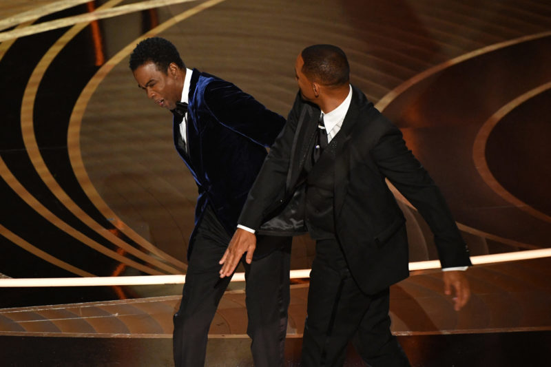 Durante a apresenta&ccedil;&atilde;o do Oscar, Chris Rock fez uma piada com a cabe&ccedil;a raspada de Jada Pinkett-Smith (Photo by Robyn Beck / AFP) – Foto: AFP/ND