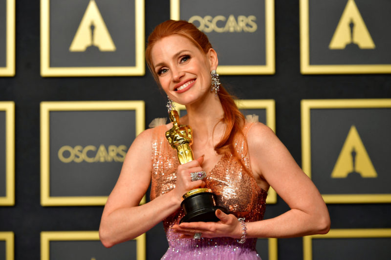 US actress Jessica Chastain poses with the award for Best Actress in a Leading Role for her performance in &#8220;The Eyes of Tammy Faye&#8221; in the press room during the 94th Oscars at the Dolby Theatre in Hollywood, California on March 27, 2022. (Photo by Frederic J. Brown / AFP) &#8211; Foto: AFP/ND