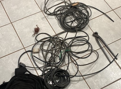 Os suspeitos foram flagrados furtando fios de cobre. – Foto: Guarda Municipal/Divulga&ccedil;&atilde;o/ND