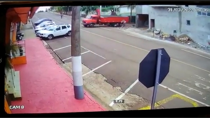 Acidente ocorreu na manh&atilde; desta quinta-feira (31) no centro do munic&iacute;pio. – Foto: Reprodu&ccedil;&atilde;o/Internet