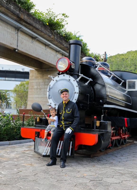 Tex Cotton instala locomotiva de 1940 em antigos trilhos da Estrada Ferrovi&aacute;ria de Santa Catarina que passam dentro da sede da empresa em Blumenau – Foto: Divulga&ccedil;&atilde;o/Tex Cotton/ND