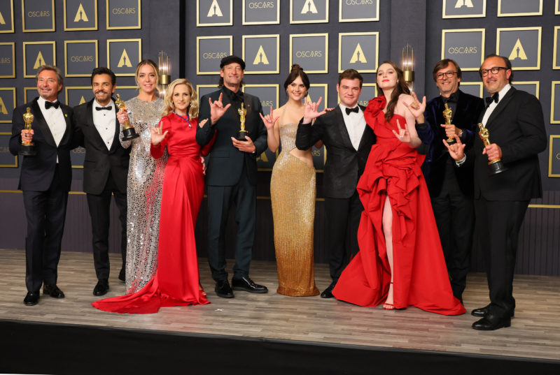 HOLLYWOOD, CALIFORNIA – MARCH 27: Emilia Jones, Daniel Durant, Sian Heder, Marlee Matlin, Eugenio Derbez, Fabrice Gianfermi, Patrick Wachsberger, Justin Maurer, Troy Kotsur, Amy Forsyth, and Philippe Rousselet, winners of the Best Picture award for CODA pose in the press room during the 94th Annual Academy Awards at Hollywood and Highland on March 27, 2022 in Hollywood, California. Mike Coppola/Getty Images/AFP (Photo by Mike Coppola / GETTY IMAGES NORTH AMERICA / Getty Images via AFP) – Foto: Getty Images via AFP/ND