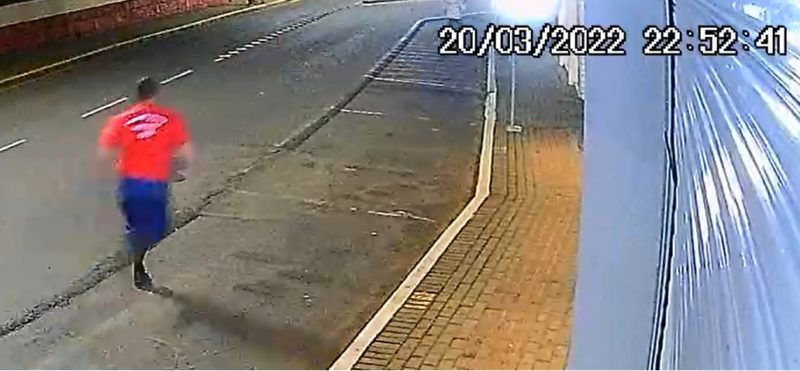 bombeiro correndo atrás de suspeito