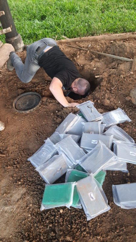 Droga estava enterrada – Foto: Pol&iacute;cia Militar/Reprodu&ccedil;&atilde;o