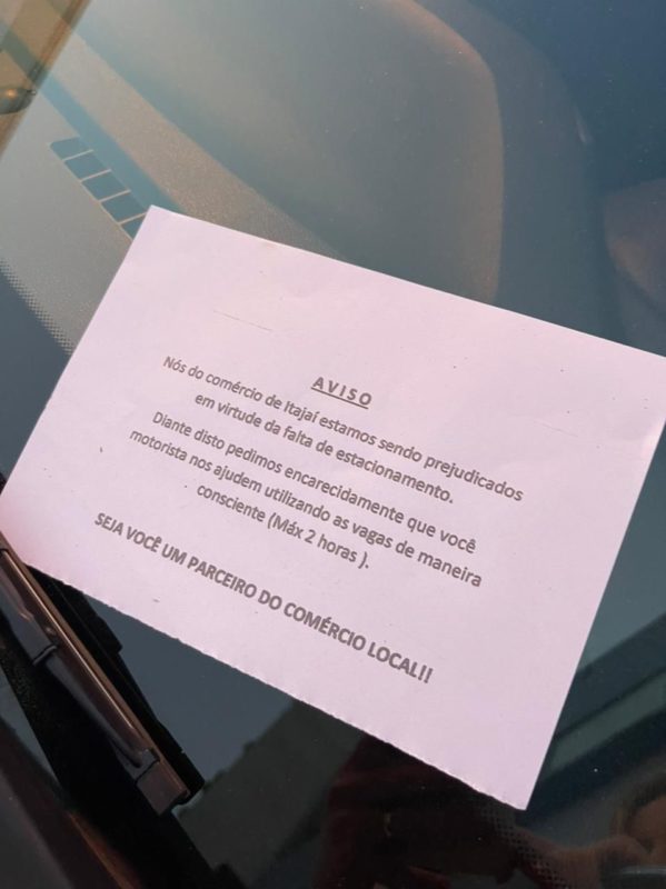 Bilhete foi deixado em cima dos carros – Foto: NDTV/Reprodu&ccedil;&atilde;o